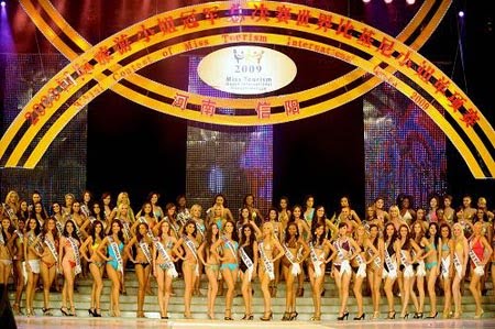 120 peserta dari seluruh dunia memperebutkan gelar Miss bikini ini
